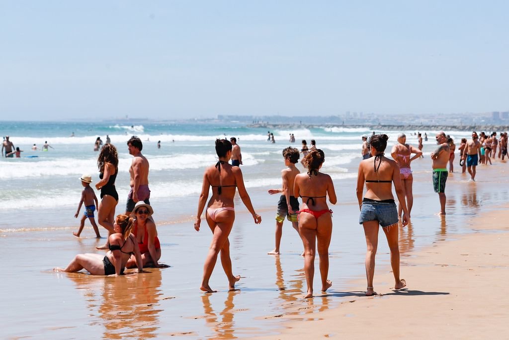 Bañistas en una playa de Almada, en la portuguesa costa de Caparica.