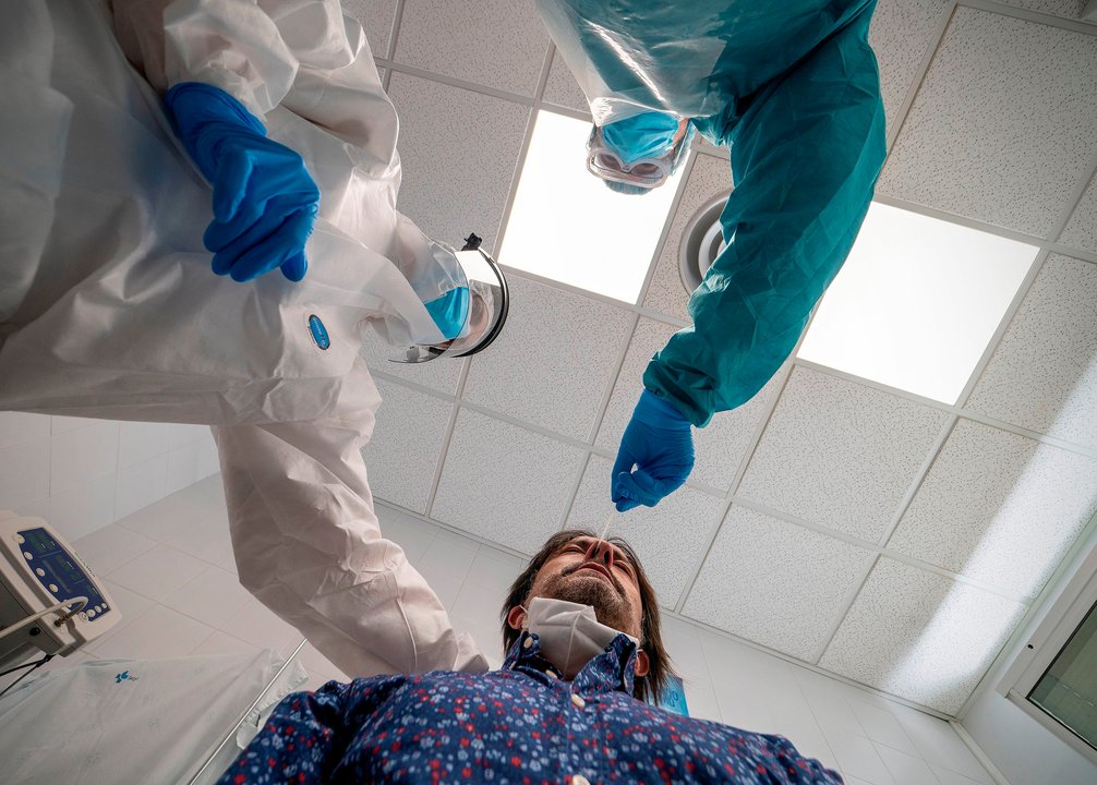 Un paciente es sometido a un test para detectar el COVID-19