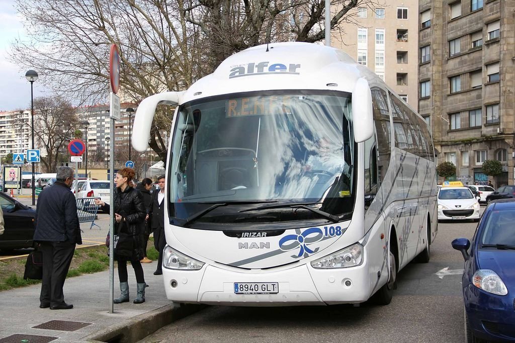 Los pasajeros del tren que une Madrid con Vigo viajan en bus hasta Zamora.