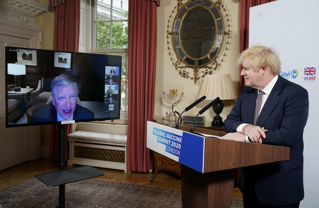 Boris Johnson y Bill Gates, durante la conferencia telemática.