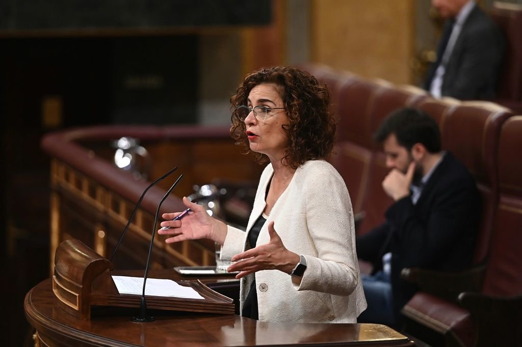 La ministra de Hacienda, María Jesús Montero, defiende la implantación de la tasa en el Congreso.