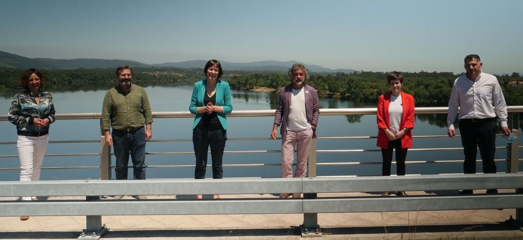 Ana Pontón con alcaldes del Miño del BNG y Uxío Benítez, en el puente de Goián-Cerveira.