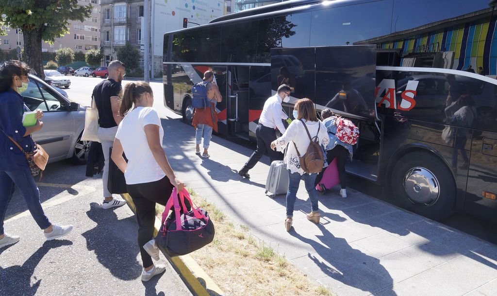 Familiares ayer despidiéndose a las puertas de la estación de Guixar donde en lugar del tren llegó un autobús destino a Zamora.