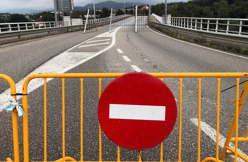 Vista del puente internacional de Salvaterra do Miño, cortado al tráfico entre Galicia y Portugal.