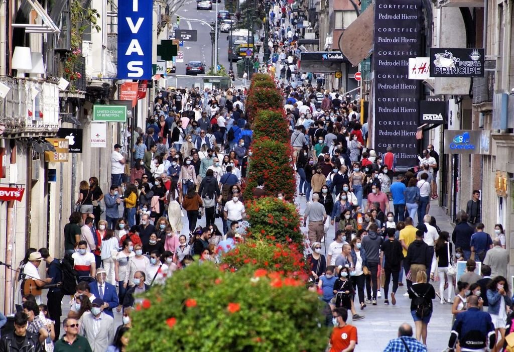 La calle del Príncipe se volvió a llenar ayer de ciudadanos para pasear e ir de compras en la nueva normalidad, que se diferencia de la anterior por la presencia de mascarillas o escudos faciales en espacios públicos.