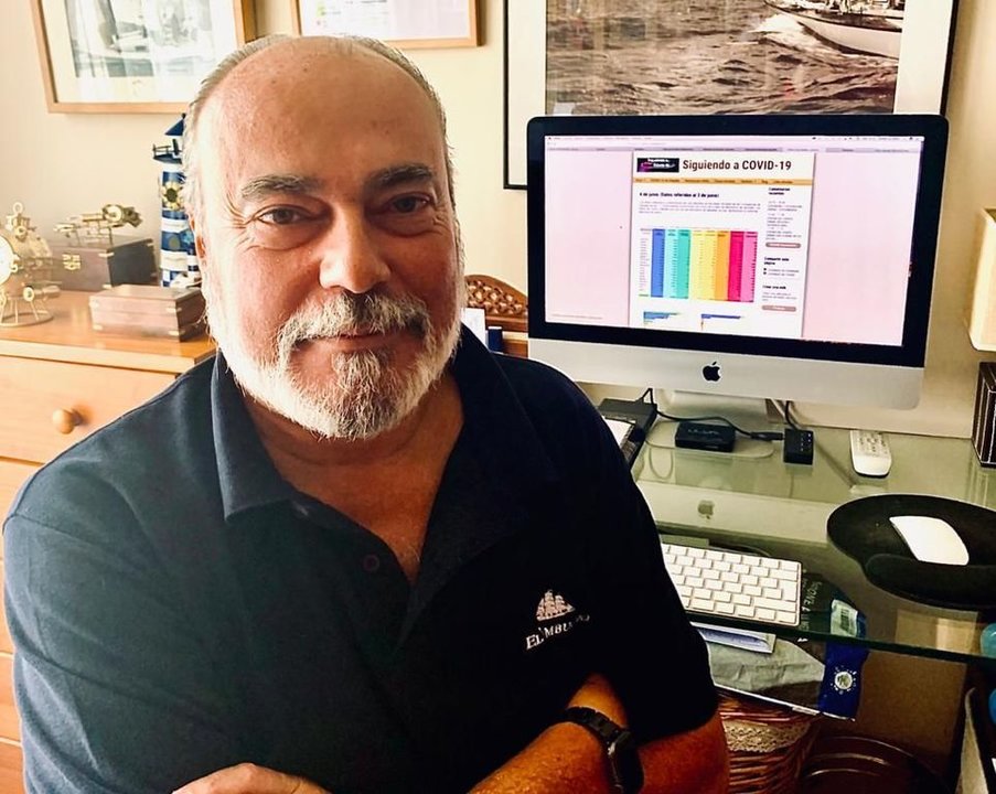 El periodista vigués Jorge Alonso, autor junto a su hijo de un sitio web donde recopilan datos oficiales sobre la Covid-19.