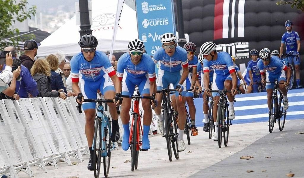 Los miembros del Club Ciclista Vigués inician la contrarreloj por equipos de 2019, disputada en Baiona.