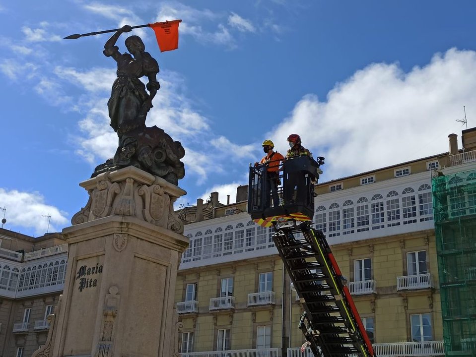Los trabajadores de Alu Ibérica de A Coruña colocaron una camiseta en la lanza de María Pita con ayuda de los bomberos.