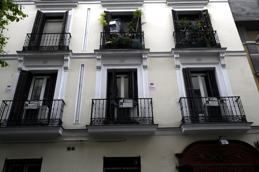 Carteles ofertando la venta de una vivienda en Madrid.