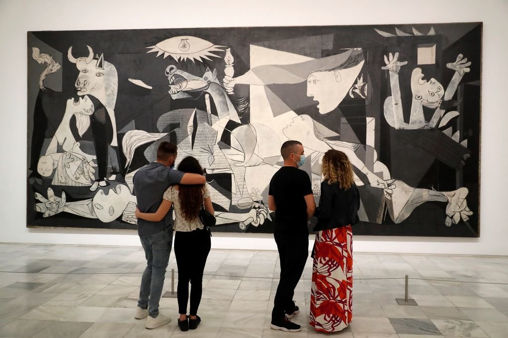 Varias personas observan &#34;El Guernica&#34; de Pablo Picasso en el museo Reina Sofía.