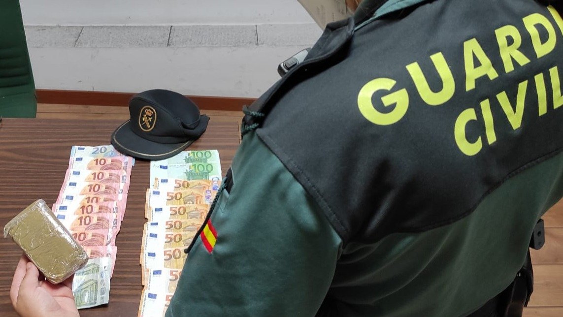 La Guardia Civil detiene a dos jóvenes de Vigo por un presunto delito contra la salud pública