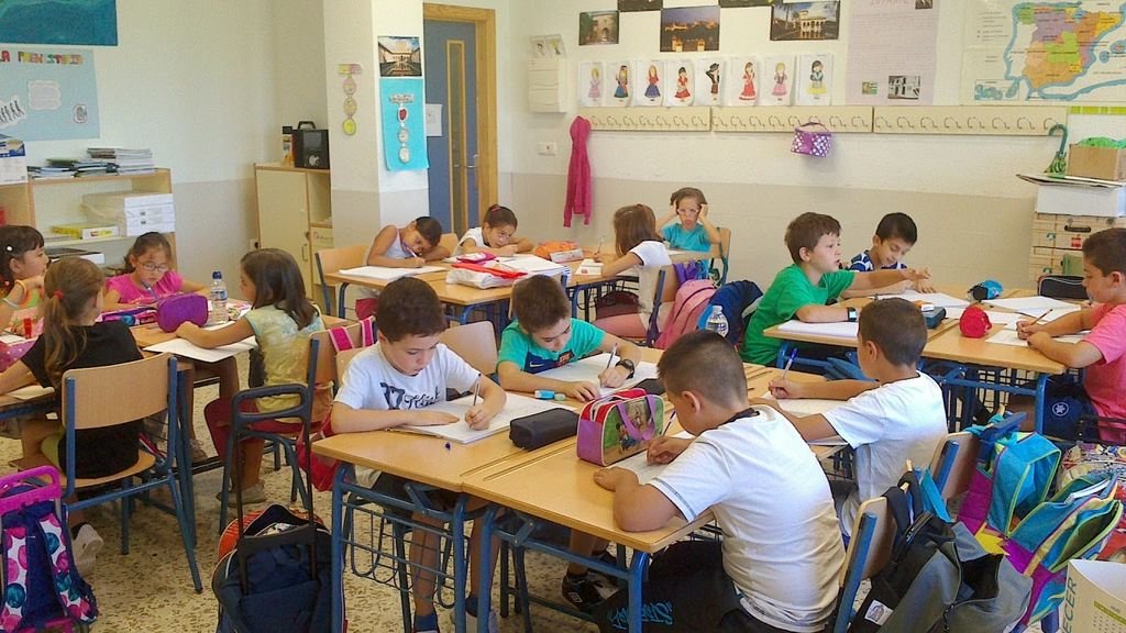Un grupos de niños de Primaria en un aula de un colegio de Málaga.