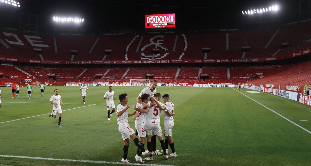 Los jugadores del Sevilla celebran el gol de Lucas Ocampos que abrió el marcador.