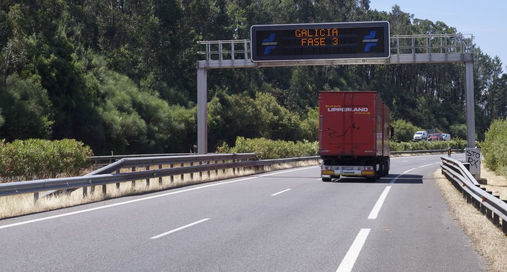 Carteles en la autopista anuncian la situación de Galicia, que el lunes será de fin de alarma.