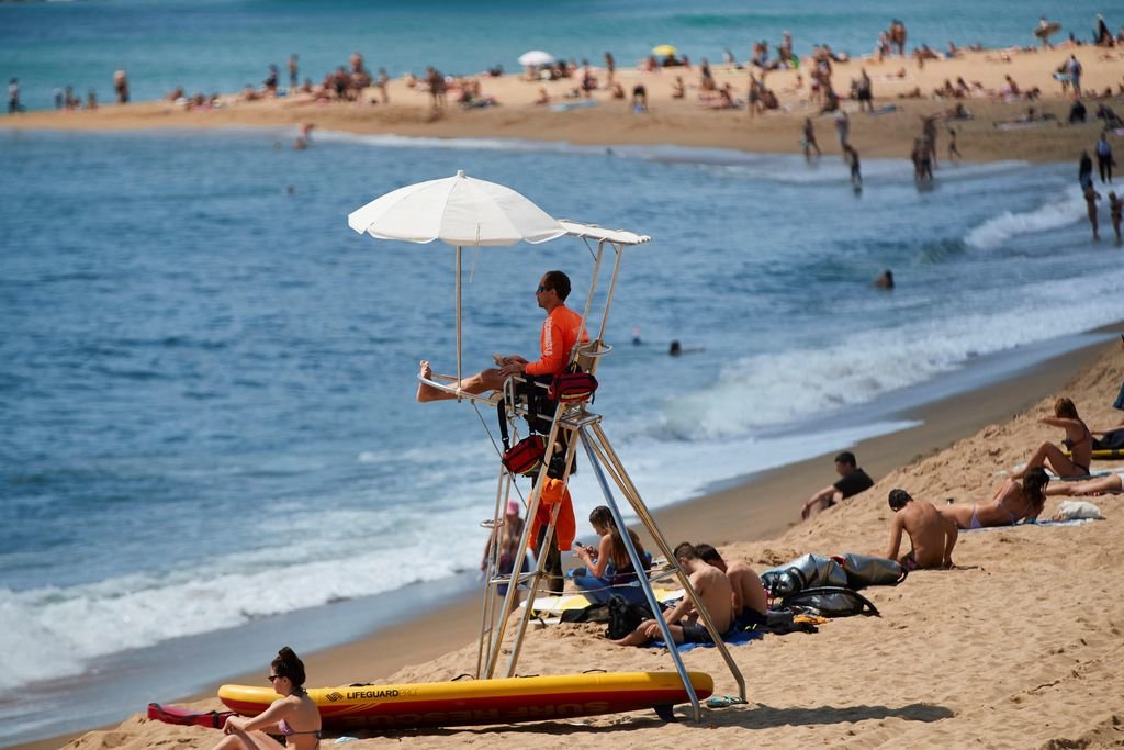 Un vigilante, en su labor en la playa de la Barceloneta de la Ciudad Condal.