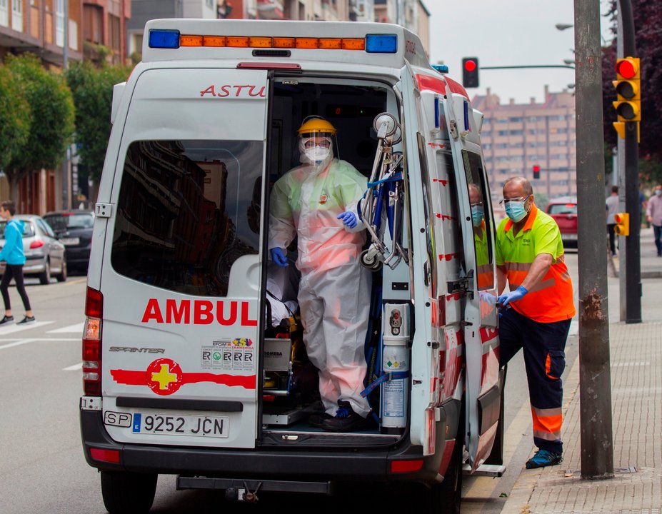 Una ambulancia en el centro de Gijón