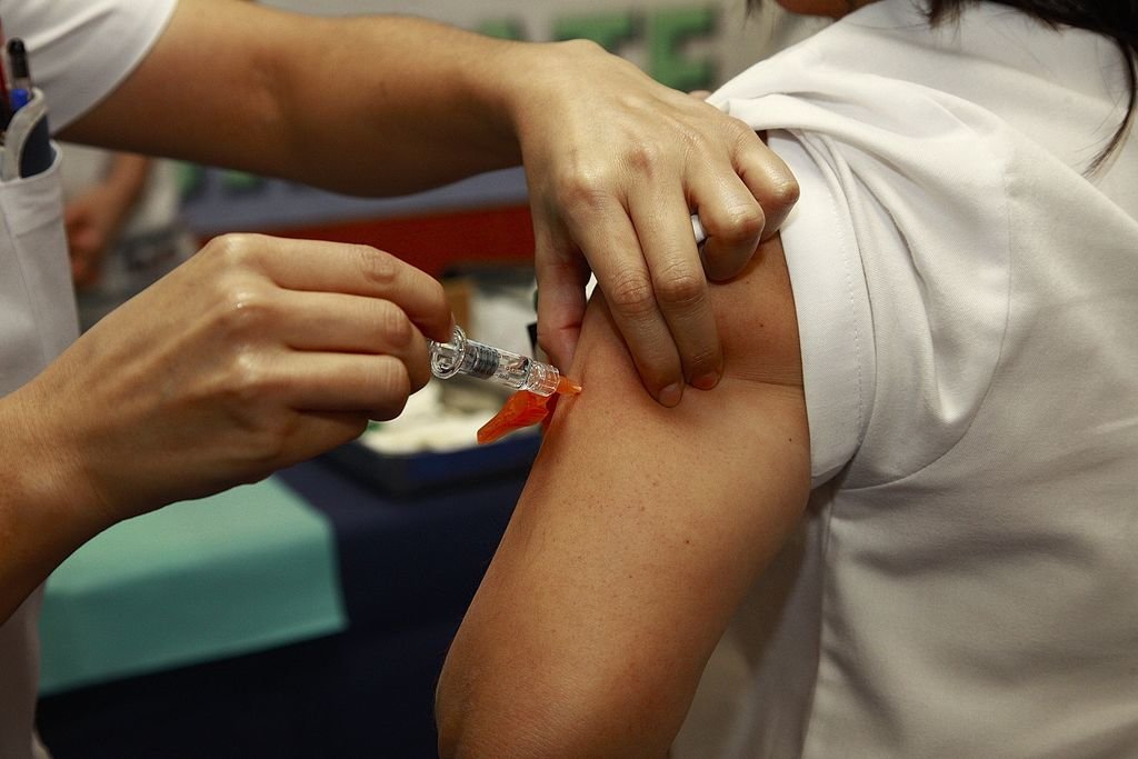 Vacunación de una persona contra el virus de la gripe.