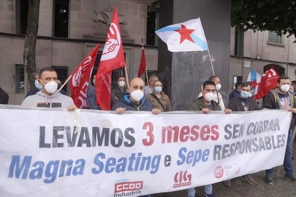 Concentración de los empleados de Magna Seating ante la delegación del SEPE en Vigo, ayer.