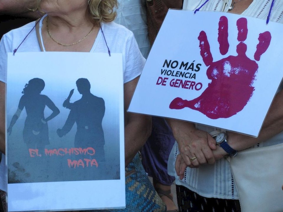 Dos mujeres en una manifestación contra la violencia de género.
