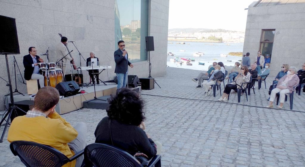 La banda Pedro Campas y convergencia, ayer en el primer concierto en la plaza del Castro.