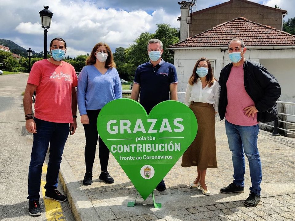 Luis Piña y concejales del grupo de gobierno mostrando uno de los  corazones verdes.