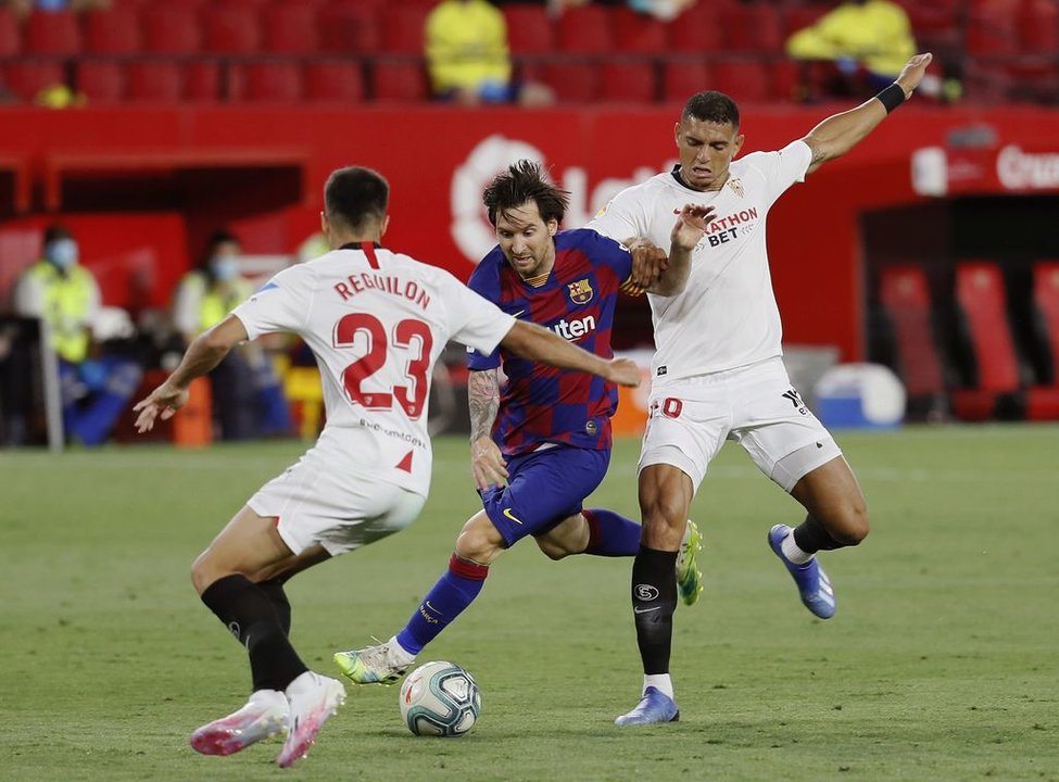 Messi trata de superar a Reguilón y a Diego Carlos en el partido de ayer.