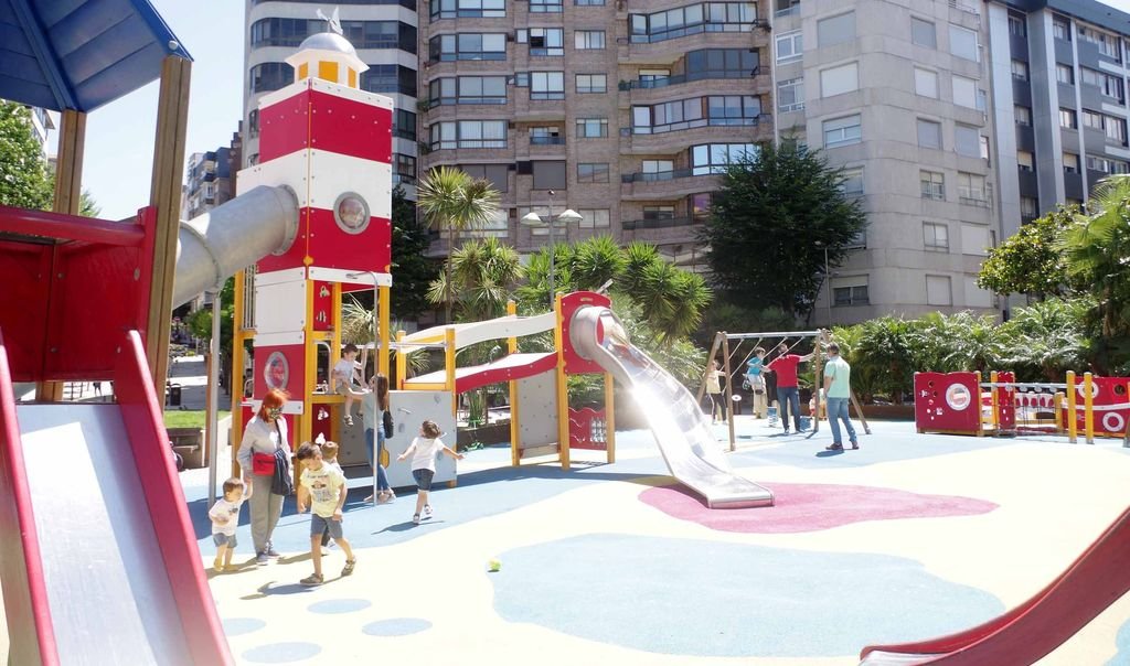 Los parques infantiles abrieron ayer por primera vez desde su cierre hace tres meses. El Ayuntamiento dispuso un servicio de desinfección de todos los elementos de estos espacios.
