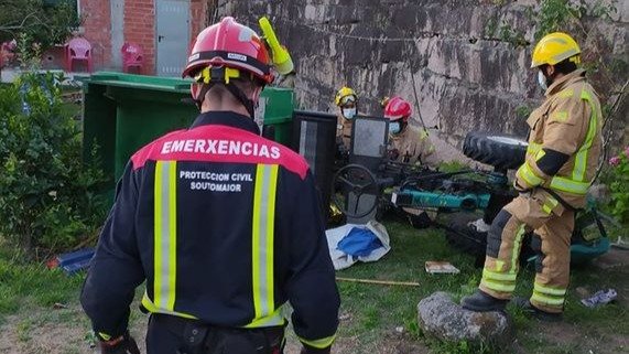 Los bomberos del Morrazo y Protección Civil de Soutomaior rescataron el cuerpo del fallecido.