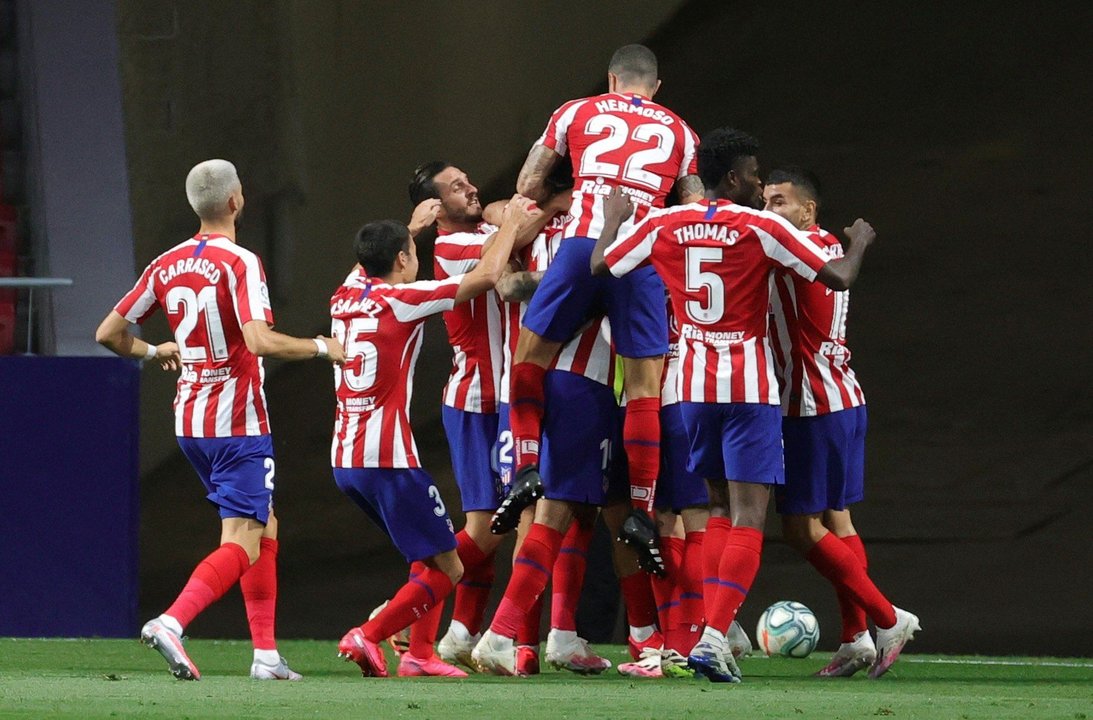 Los jugadores del Atlético de Madrid festejan el tanto de Vitolo, que acababa de entrar en el campo.