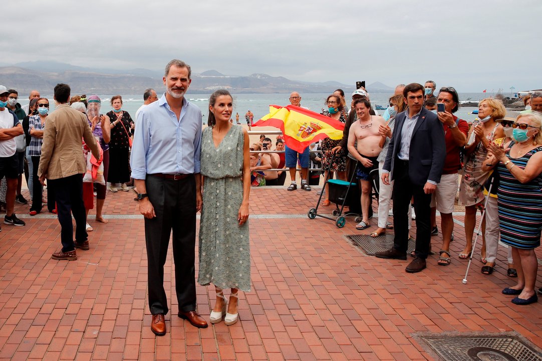 El rey Felipe VI (i) y la reina Letizia (d) posan en la playa de Las Canteras en su visita a las Palmas de Gran Canaria