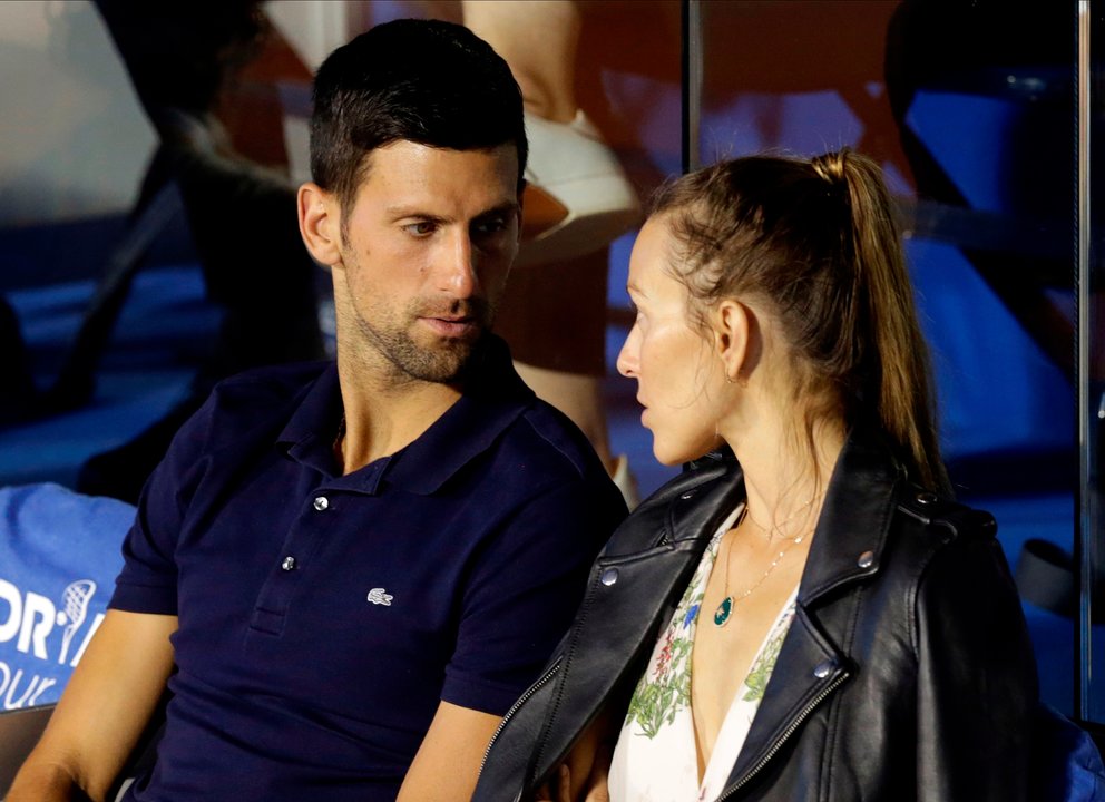 Novak Djokovic de Serbia con su esposa Jelena en el torneo de tenis Adria Tour en Belgrado