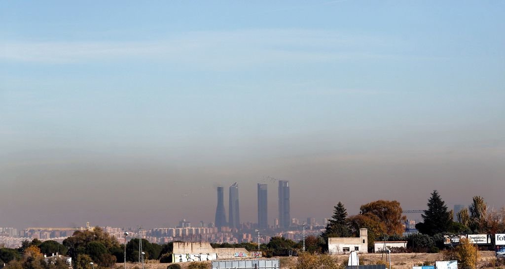 Típica contaminación que en los últimos años se viene obsevando sobre la ciudad de Madrid.