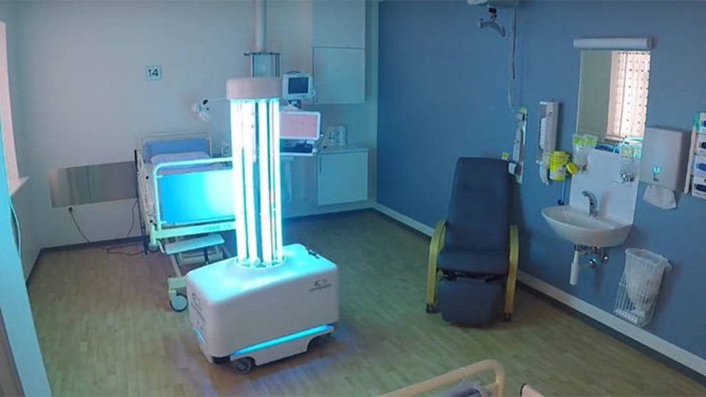 Uno de los robots de luz ultravioleta para desinfectar dependencias hospitalarias frente al covid-19.