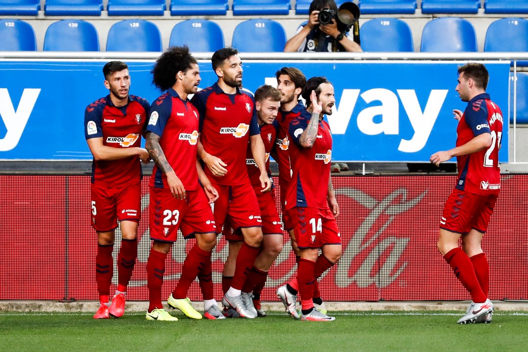 El defensa del Club Atlético Osasuna, Antonio Latorre (c), celebra con sus compañeros tras marcar el 0-1 durante su encuentro ante el Deportivo Alavés