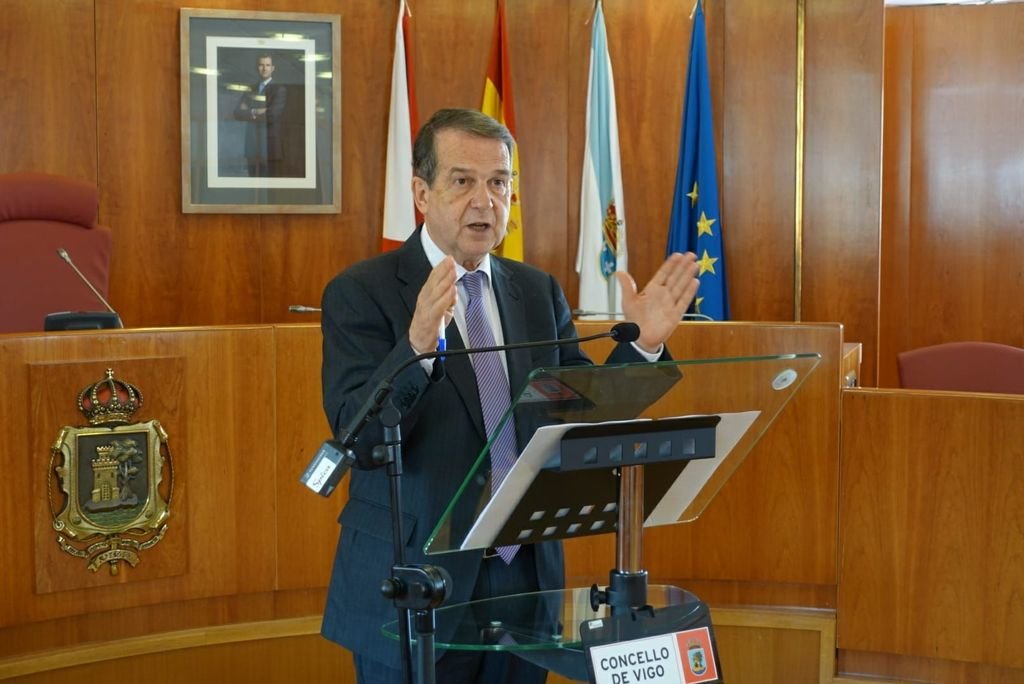 El alcalde Abel Caballero anunció que recurrirá la decisión de Patrimonio Histórico de mantener ele escudo.