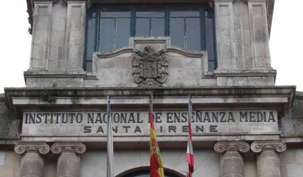 El escudo franquista en la fachada del IES Santa Irene.
