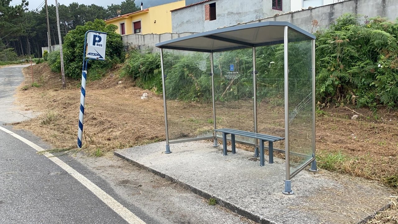 Parada de autobús en el municipio de O Rosal, uno de los afectados por el plan de transporte.