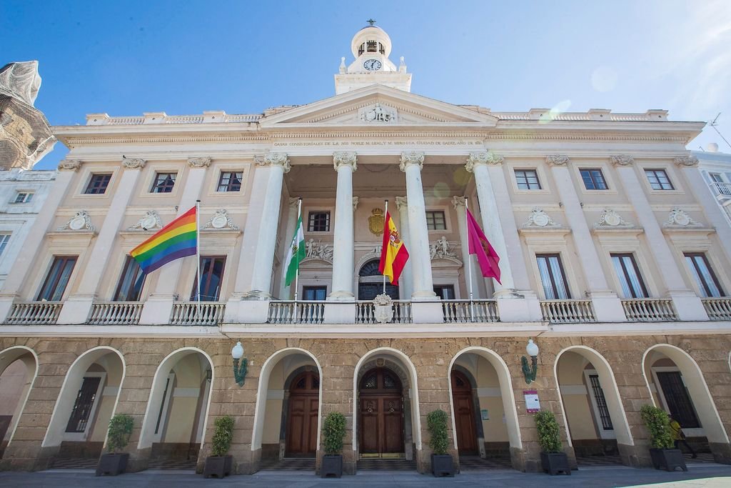 La bandera del Orgullo en uno de los balcones del Ayuntamiento de Cádiz que un juez ordena retirar.
