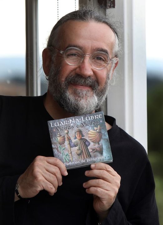 Bieito Romero con la portada del disco.