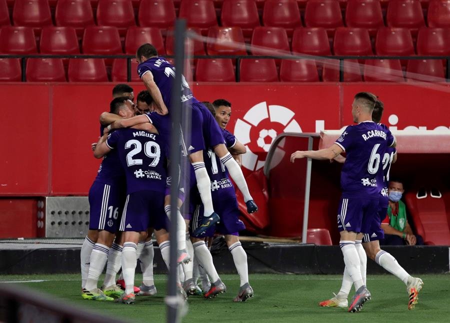 Los jugadores del Valladolid celebran el gol de Kiko Olivas.