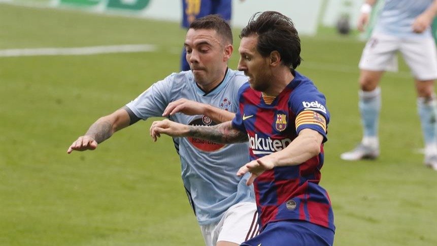 Iago Aspas (i), disputa un balón con Leo Messi (d), delantero argentino del FC Barcelona