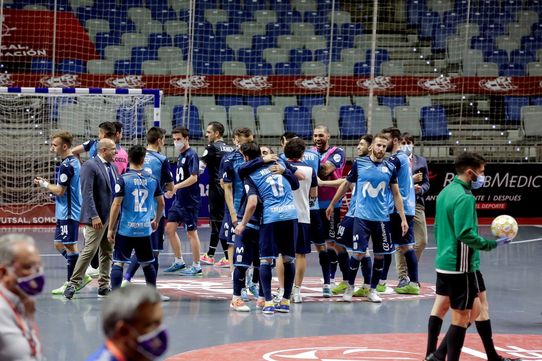 Los jugadores del Inter Movistar, con Pola a la derecha, se felicitan por el pase a la final.