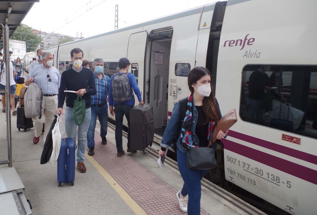 El Alvia con destino a Madrid partió ayer desde Guixar poco después de las 16 horas con un elevado número de viajeros vigueses.