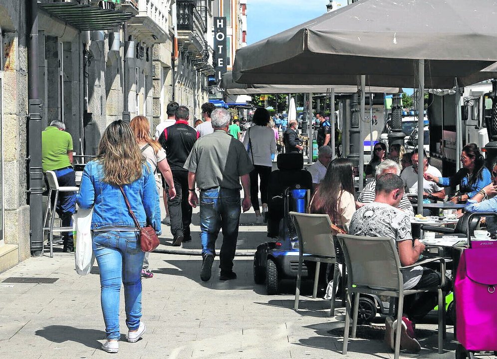La calle Elduayen es la más céntrica de Baiona y la que más servicios y personas concentra.