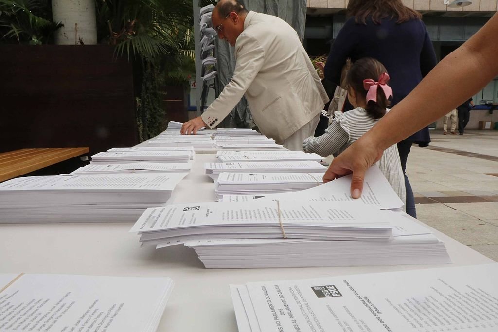 Recogiendo papeletas en las mesas en las elecciones autonómicas de septiembre de 2016. Feijóo vota en Vigo, donde está domiciliado.