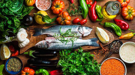Frutos secos, pescado, legumbres, frutas, verduras y aceite de oliva, entre los productos más saludables.