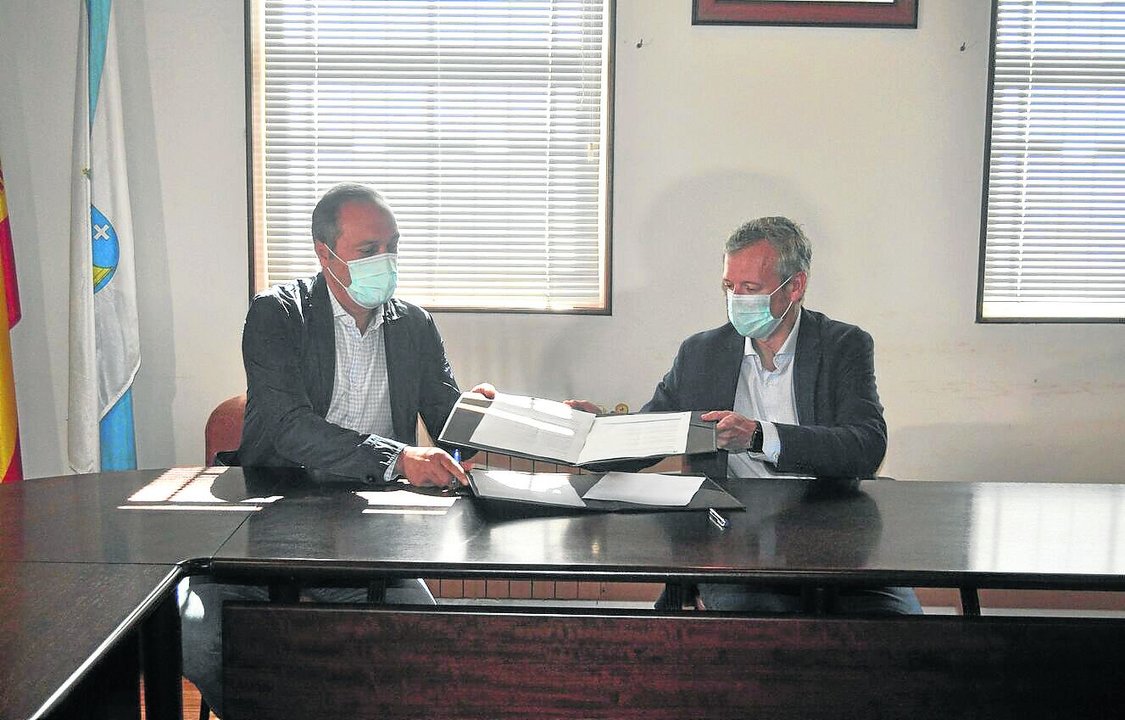 Agustín Reguera y Alfonso Rueda durante la firma del convenio al que se adhirió Soutomaior