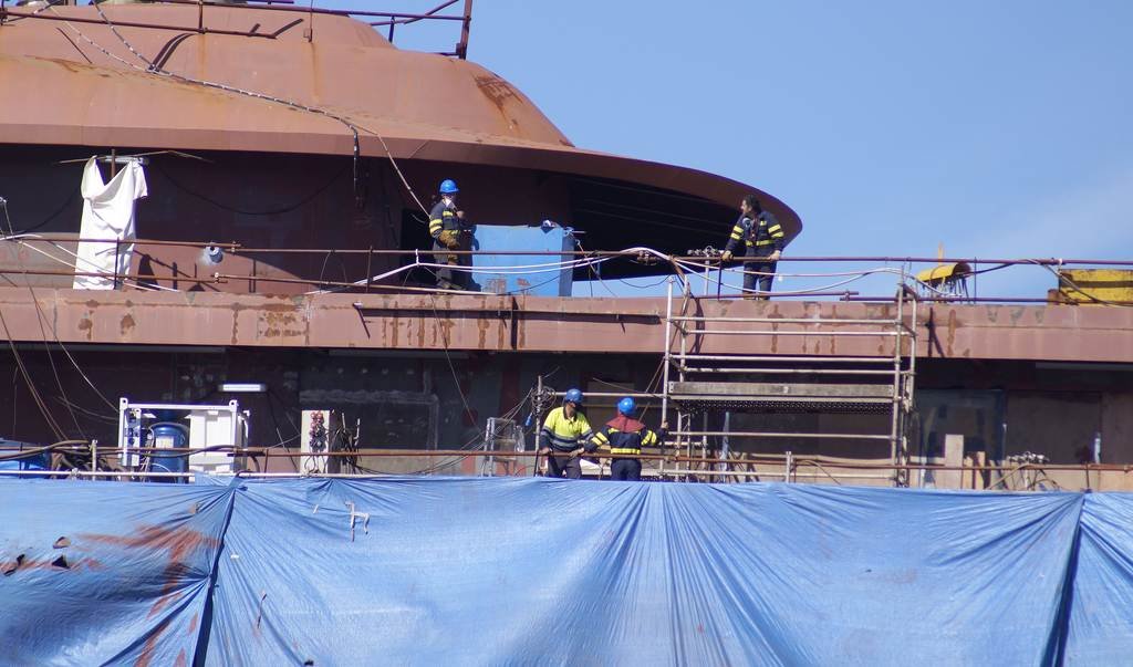 Operarios trabajando ayer en el crucero de lujo &#34;Evrima&#34; para Ritz-Carlton.
