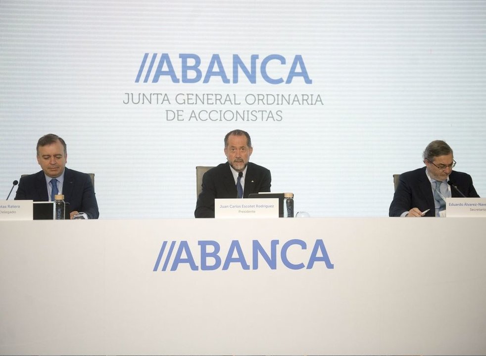 Francisco Botas, Juan Carlos Escotet y Eduardo Álvarez Naveiro, durante la junta de accionistas.