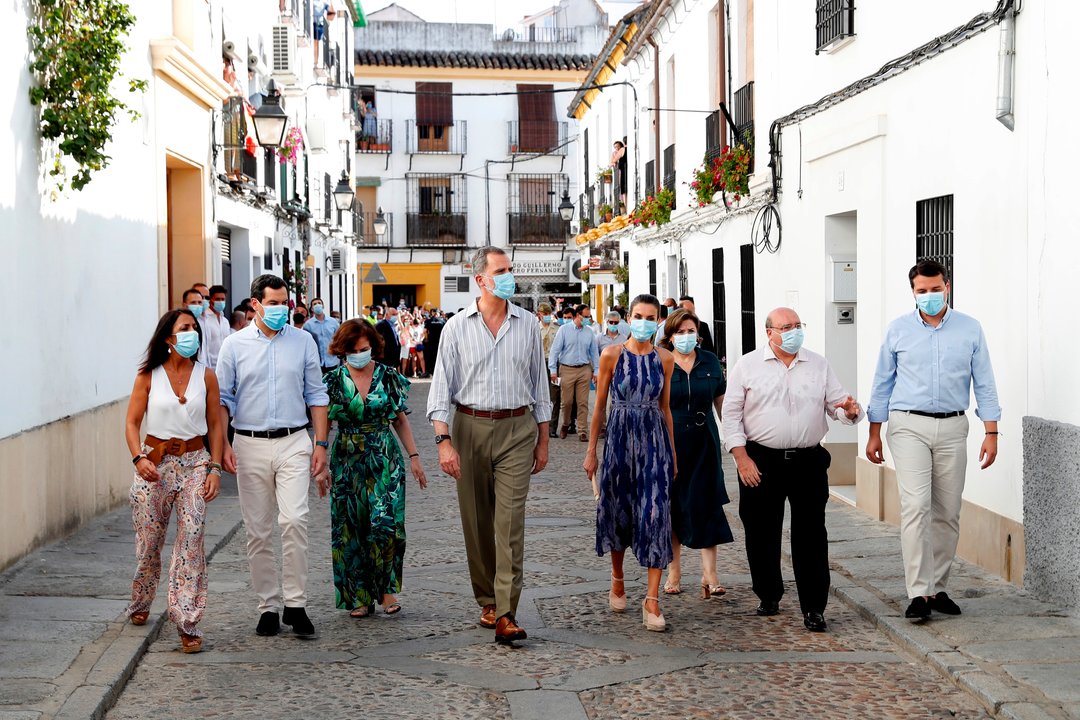 El rey Felipe VI (4-i) y la reina Letizia (4-d), acompañados por el alcalde de Córdoba, José María Bellido (d), el presidente de la Junta de Andalucía, Juanma Moreno (2-i), la presidenta del Parlamento andaluz, Marta Bosquet (i), y la vicepresidenta del Gobierno, Carmen Calvo (3-i), visitan Córdoba, este lunes.